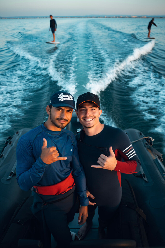 équipe efoil Foil Sensation et planches Fliteboard sur le bateau d'assistance