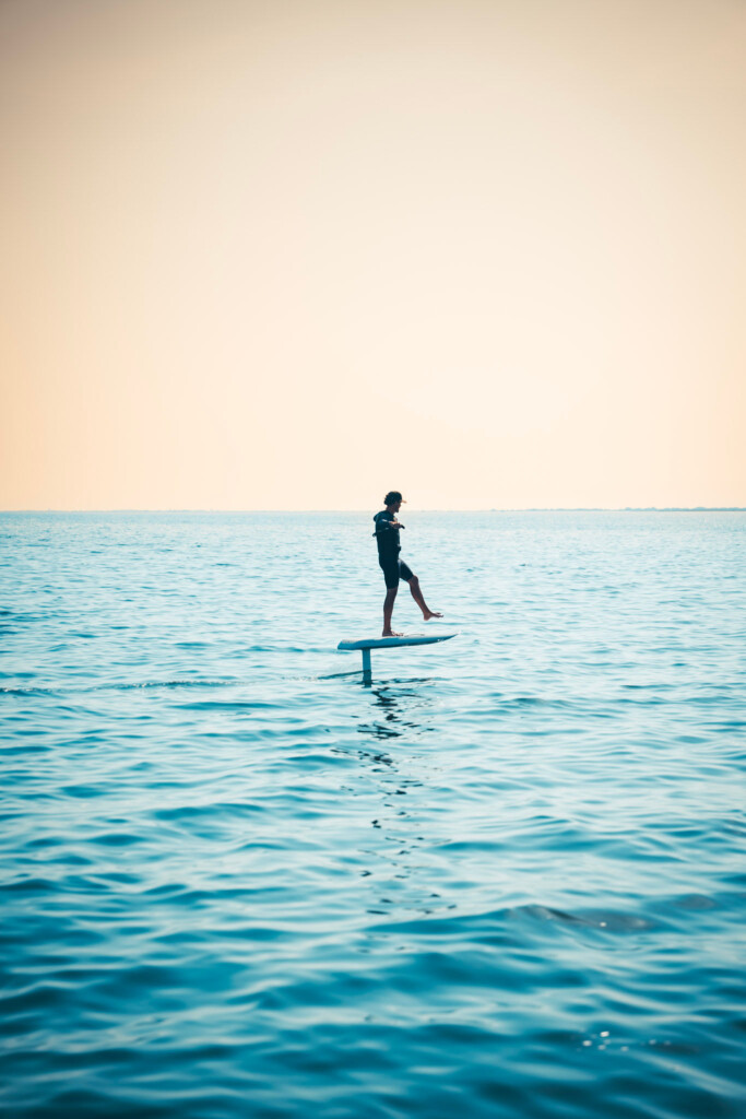 rider en vol sur efoil Fliteboard en mer ouverte pendant le raid